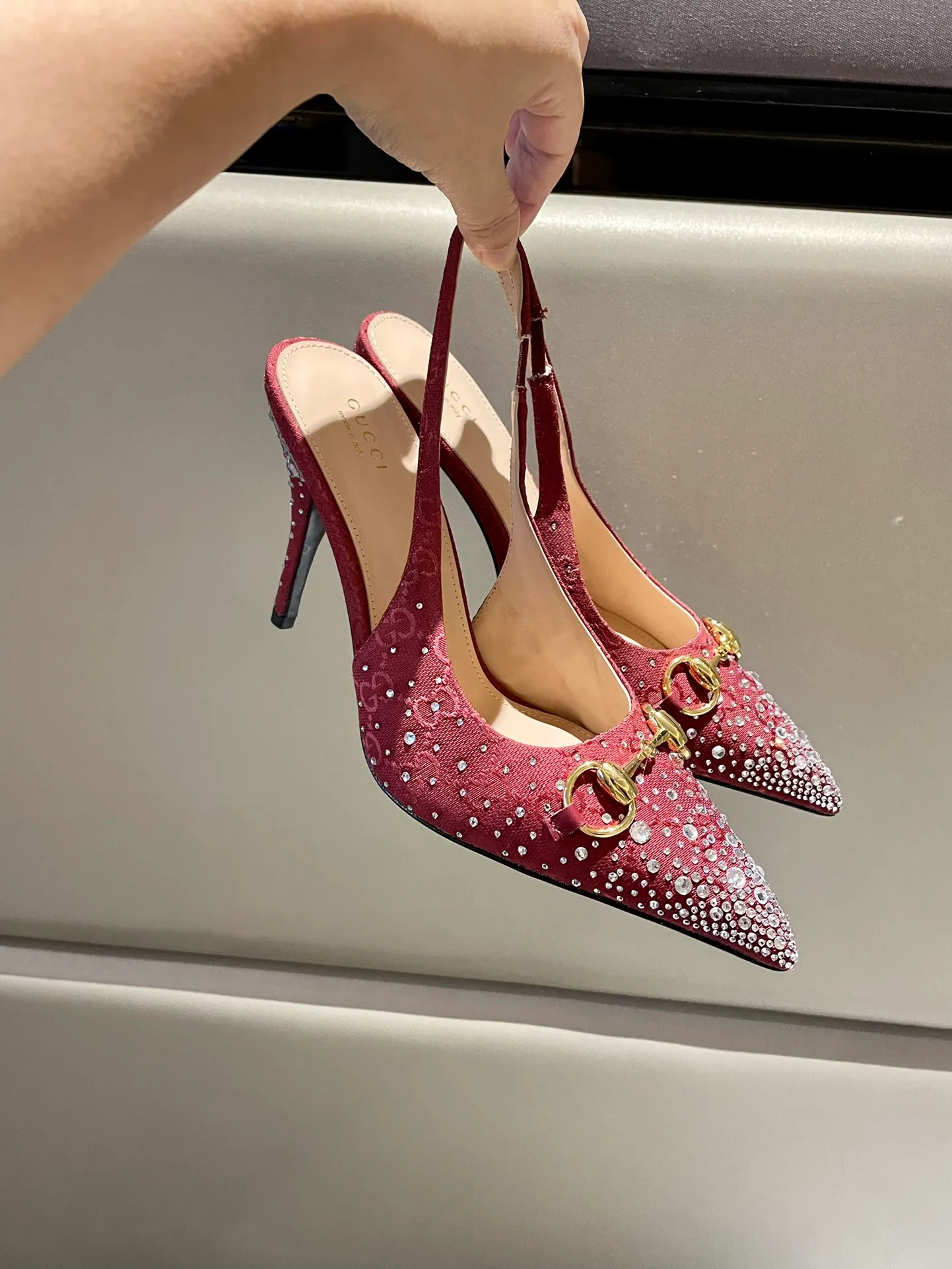 👟👟Ex-factory price 580👟👟 2024 G family’s new GUcc𝐢 horsebit pump sandals with pointed toes, elastic straps and kitten heels complement each other to create a comfortable and fitting design, and the back-lace pumps are the essence of design. Hot-drilling process Upper: Imported high-grade G G canvas Lining/foot pads: Full-grain high-grade lambskin Sole: Italian top-grade genuine leather sole Heel height: 10.5cm Fitting size: 35-42 (40/41/42 custom-made, non-refundable)
